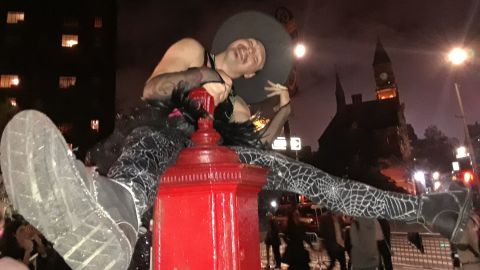 Un visitante de Ohio vestido de bruja, 2019.