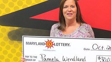 Pamela Wendland con su premio de lotería.