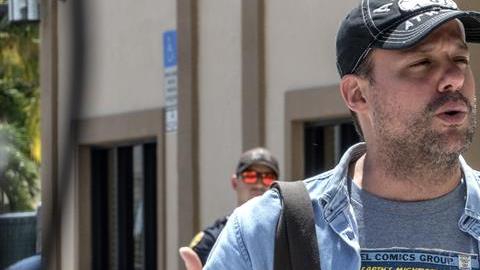 El hijo del cantante mexicano José José, José Joel Sosa, habla con la prensa este miércoles en la puerta de la funeraria Caballero Rivero en el barrio de la Pequeña Habana en Miami.