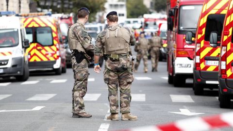 Soldados cerca del lugar del ataque en París.