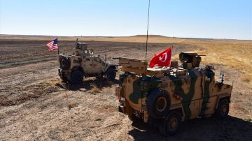 Vehículos militares de EEUU y Turquía.