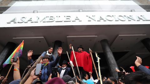 Los indígenas en el edificio del parlamento.