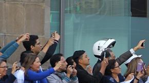 Una multitud de fanáticos del cantante mexicano José José lo aclama este miércoles durante el arribo de sus restos a Palacio de Bellas Artes.