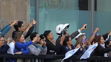 Una multitud de fanáticos del cantante mexicano José José lo aclama este miércoles durante el arribo de sus restos a Palacio de Bellas Artes.
