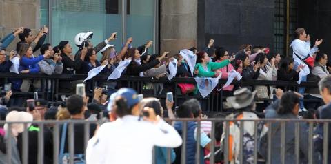 Una multitud de fanáticos del cantante mexicano José José lo aclama este miércoles durante el arribo de sus restos a Palacio de Bellas Artes.