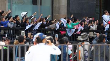 Una multitud de fanáticos del cantante mexicano José José lo aclama este miércoles durante el arribo de sus restos a Palacio de Bellas Artes.