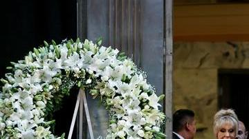 La exesposa del cantante José José, Anel Noreña (i), y sus hijos, José Joel (c) y Marysol Sosa Noreña (d) durante el funeral.