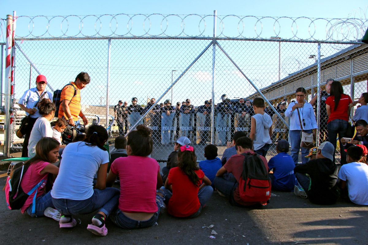 Niños migrantes en la frontera.
