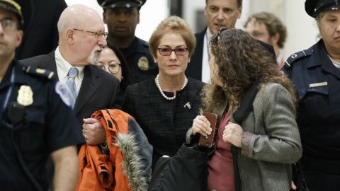La ex embajadora de EEUU en Ucrania, Marie Yovanovitch (c) llega al Capitolio para testificar.