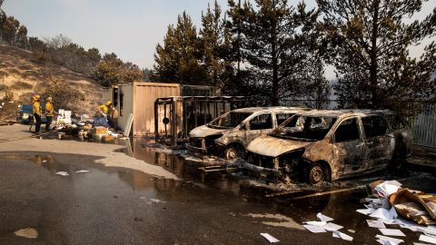 Bomberos continúan controlando focos de fuego en Porter Ranch.