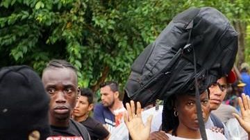 Efectivos de la Guardia Nacional y Policía Federal detienen la marcha de unos 2,000 migrantes.