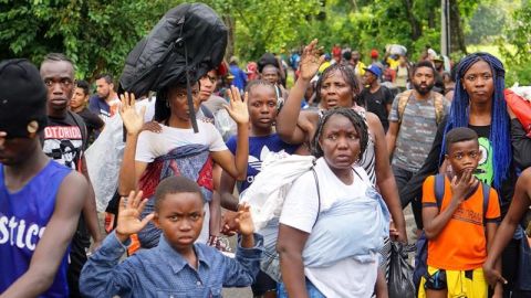 Efectivos de la Guardia Nacional y Policía Federal detienen la marcha de unos 2,000 migrantes.