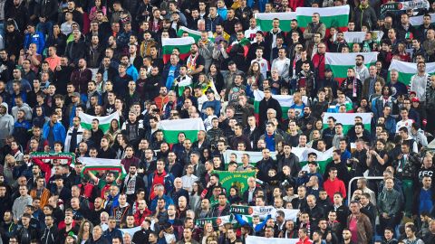 Los ultras búlgaros realizaron saludos nazis, profirieron insultos racistas y agitaron camisetas con el lema No Respect.