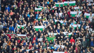Los ultras búlgaros realizaron saludos nazis, profirieron insultos racistas y agitaron camisetas con el lema No Respect.