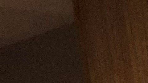 Unos jóvenes posan junto a un robot durante el lanzamiento de la campaña.