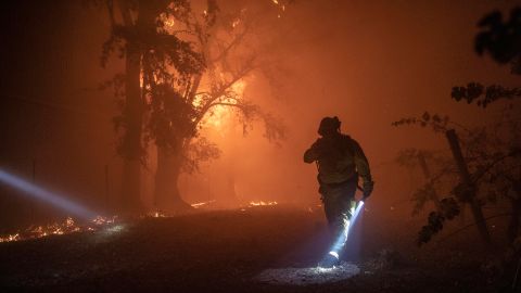 Los incendios crecieron en California durante el fin de semana.