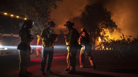 El fuego se habría originado muy cerca de un equipo eléctrico de PG&E.