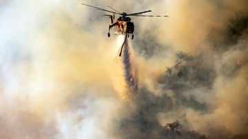 Un helicóptero atiende la emergencia del incendio Getty.