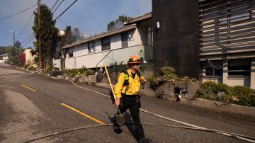 Un bombero en el vecindario cercano a incendio Getty.