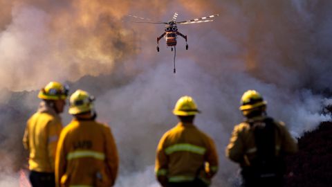 Bomberos en el incendio Getty