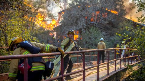 Bomberos combaten contra el incendio Kincade.