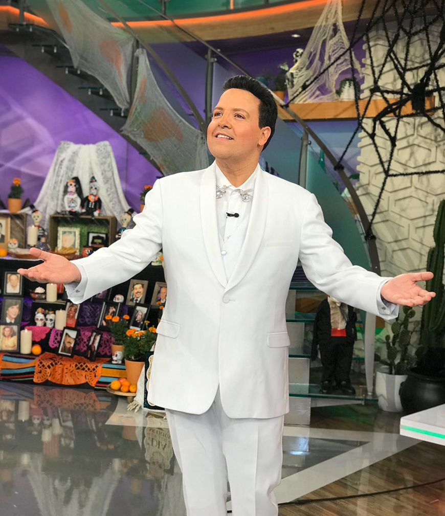 Raúl González como Juan Gabriel