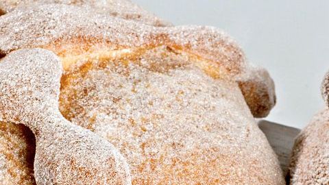 El pan de muerto es el tesoro que se le ofrece a los muertos como parte indispensable de las ofrendas de Día de Muertos.