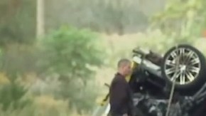 El auto se incendió tras caer al vacío y volcarse