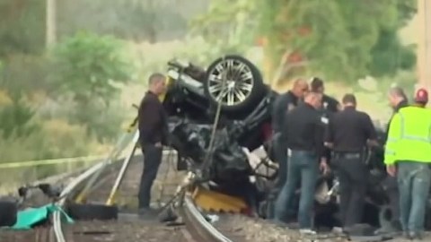 El auto se incendió tras caer al vacío y volcarse