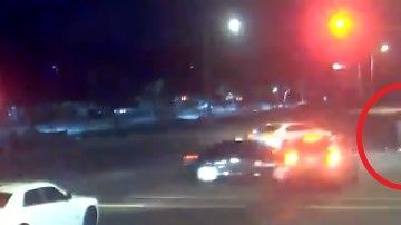 La familia se disponía a cruzar la avenida cuando se dio el percance.