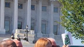 Activistas proinmigrantes protestan en el Capitolio contra las politicas migratorias de la Administración Trump.