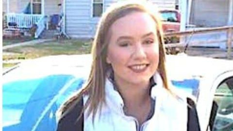 Compró un auto para su hija y encontró una desconcertante nota en su interior.