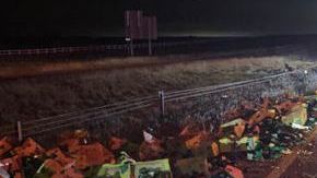 Un tráiler se volcó el martes por la mañana y dejo miles de aguacates.