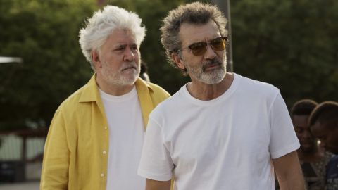 Almodóvar detrás de Banderas en un momento del rodaje de Dolor y Gloria.