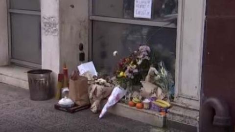 Ciudadanos llevantaron un altar en memoria de los fallecidos  en Chatham Square.