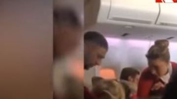 La pareja fue detenida al llegar el avión a su destino.