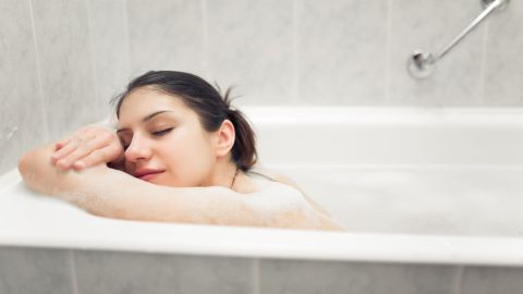 Baño_tina_Epsom_cólicos_shutterstock_391890382