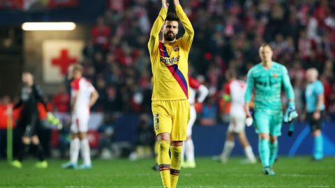 Gerard Piqué agradece al público del Barça asistente a la Ciudad de Praga.
