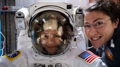 La astronauta de la NASA Christina Koch (d) con la ingeniera de vuelo de la Expedición 61 Jessica Meir dentro del traje.