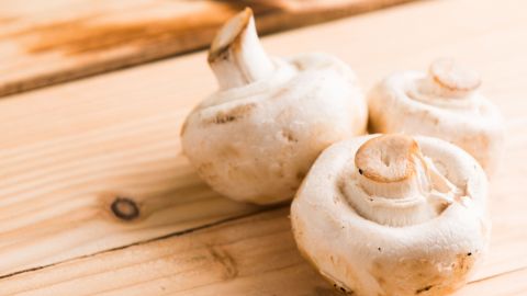 Procura integrar hongos en tus recetas, aportan grandes beneficios y son una excelente manera de limitar el consumo de carnes.