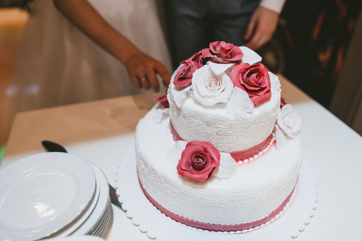 La novia se llevó terrible decepción por un pastelero poco profesional.