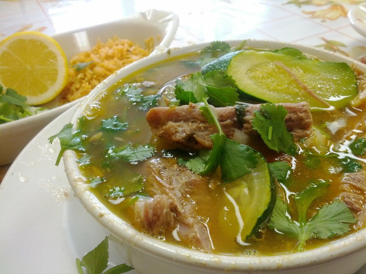 Para los primeros fríos Deliciosa receta de caldo de res mexicano El