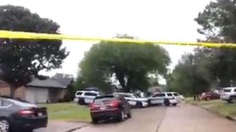 Según un oficial de la policía de Deer Park, los cuerpos estaban en diferentes lugares de la casa.