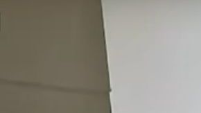 La captura muestra cuando el entrenador abraza al alumno y otro maestro retira el arma.
