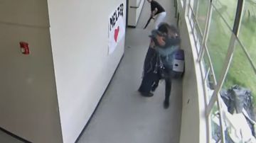 La captura muestra cuando el entrenador abraza al alumno y otro maestro retira el arma.