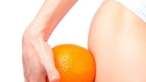 Las hormonas hacen que se presente más en mujeres que en hombres.
