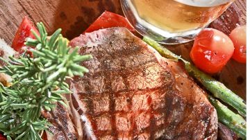 Marinar la carne es un efectivo método que aromatiza, ablanda y conserva mejor los productos cárnicos.