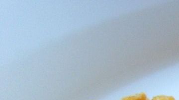 Estaba tan tomada que no pudo distinguir que estaba comiendo pollo.