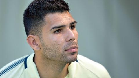 Silvio ROmero, ex jugador del América recibió burlas por parte del silbante Nestor Pitana.