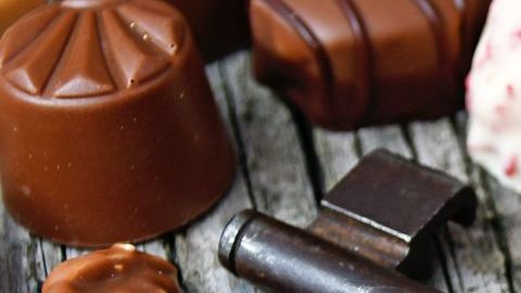 El chocolate debe de contener al menos un 10% de su composición en masa de cacao natural, las mejores variantes para la salud son aquellas que contienen porcentajes altos de cacao, poca manteca y azúcar.